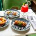 スペインバルの明るいテーブルに並ぶタパスとドリンク