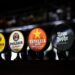スペインのバルのビールサーバー。中央はエストレージャ・ダム（バルセロナ）のタップ